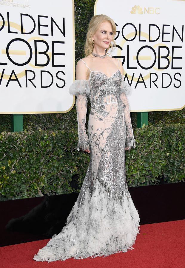 Nicole Kidman - veste Alexander McQueen . O que são essas manguinhas e as franjas na luva?? Eu gostei muito do vestido, mas as luvas...desnecessárias. 