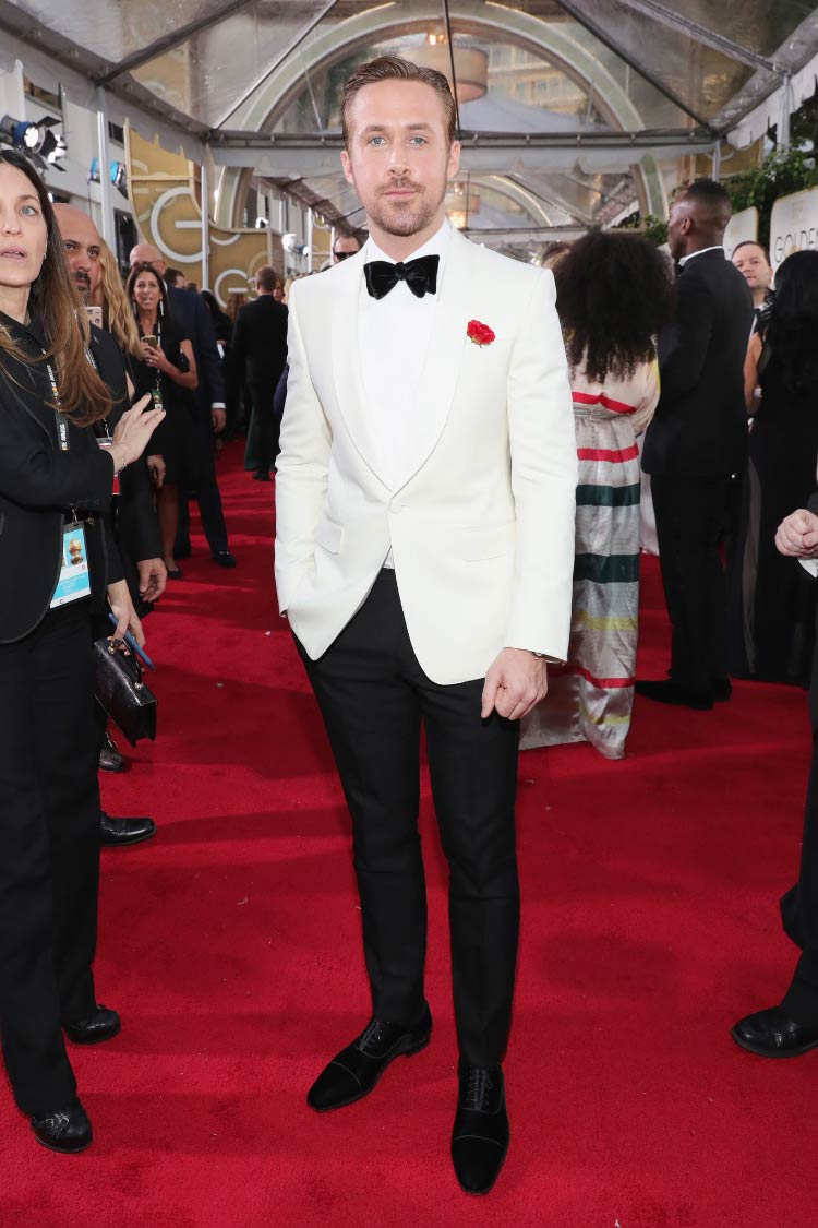 Ryan Gosling. Duo preto e branco com cravo vermelho. 