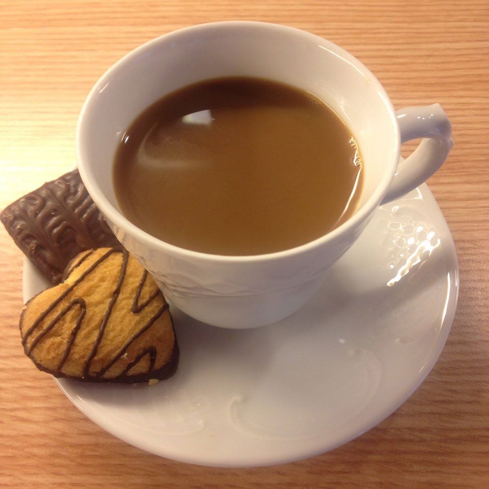 Xícara de Café - servir sempre com pires, colher e pode acrescentar bolacha ou chocolate
