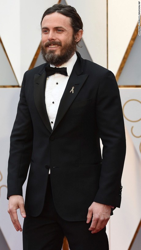 Casey Affleck: leva o Oscar de melhor ator e o look estava impecável. 