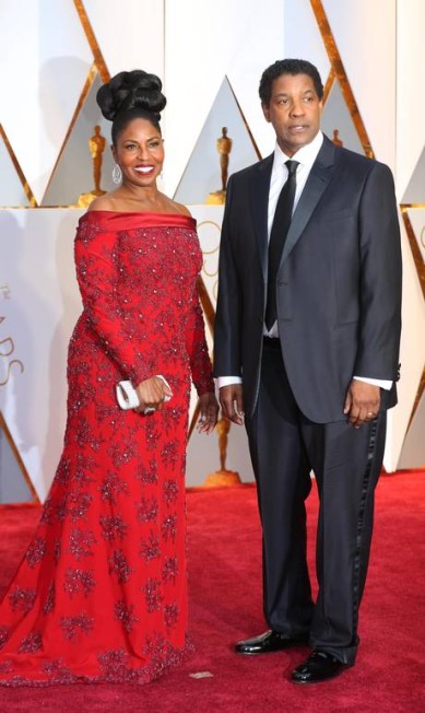 Denzel Washington e Pauletta Washington: lindo casal, total sintonia!!! Adorei o vestido dela. Decote ombro a ombro e bordado, ficou top!