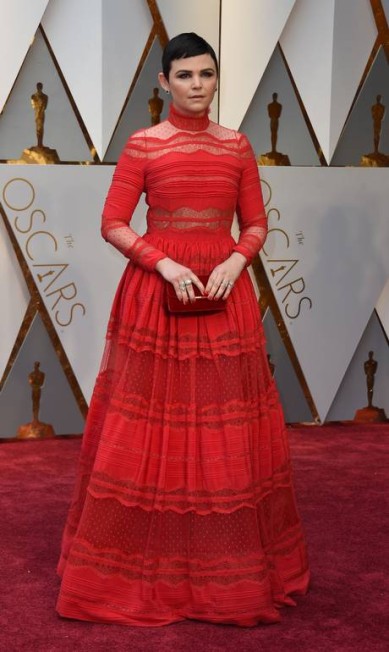 Ginnifer Goodwin: outro vestido que não rolou! Super fechado, vermelho com transparência. Parecia que ela estava sufocada. 