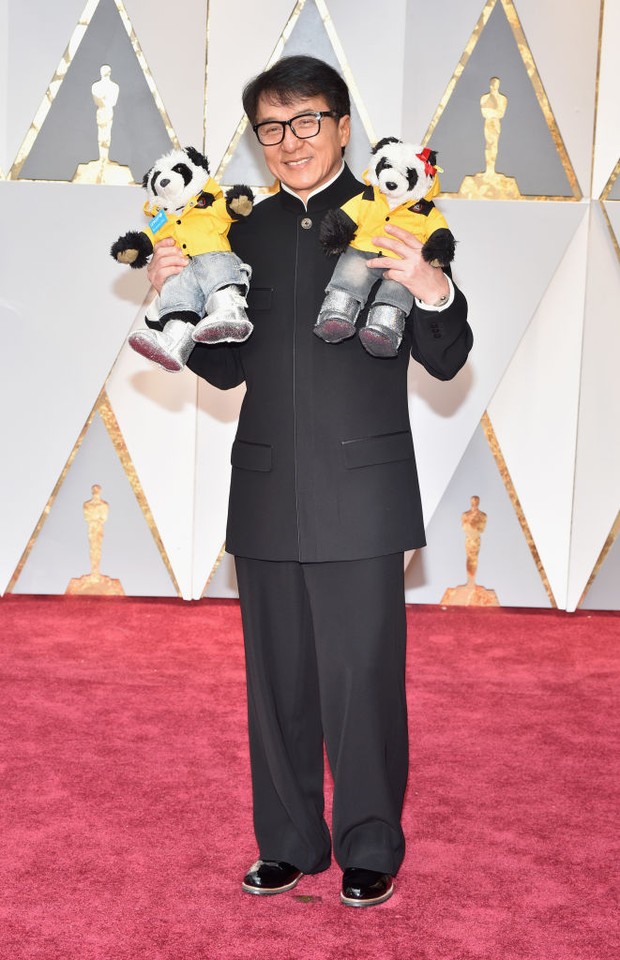 Jackie Chan: lo ator usou um terno com corte oriental e levou seus pandas para o red carpet.