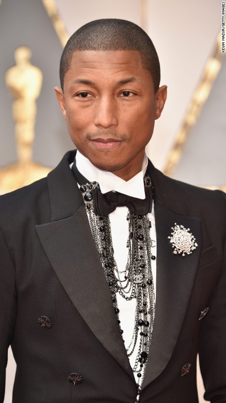 Pharrell Williams: adorei o detalhe dos bordados, tipo colar, e o broche e os botões. 