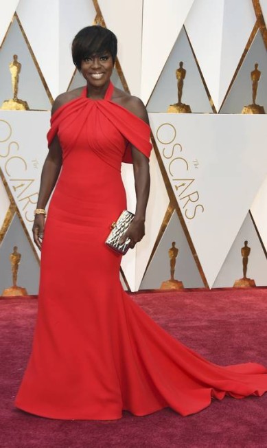 Viola Davis: a ganhadora do Oscar de melhor atriz coadjuvante sempre arrasa nos tapetes vermelho. Dessa vez não foi diferente, arrasou no modelo e na cor, o vestido é Armani. 