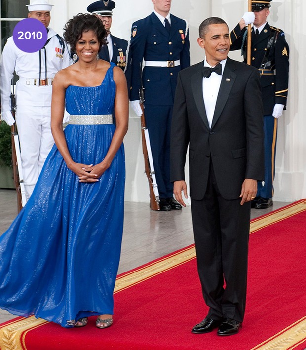 Em 2010: Michelle Obama apostou em longo azul royal com decote de um ombro só e cintura marcada em prata de Peter Soronen (Foto: Getty Images)