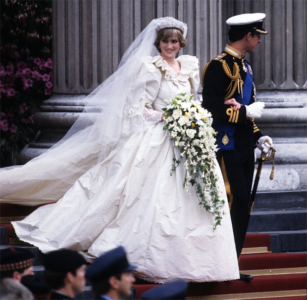 Em 1981, no seu casamento com Charles. Um vestido exagerado, com mangas bufantes, bordados, cauda e véu. (Foto: Getty Images)