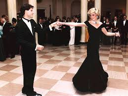 Apelidado de vestido “Travolta”, uma das peças em exposição foi vendida por 250.000 libras (297.000 euros) em um leilão há três anos. Foto: Reprodução
