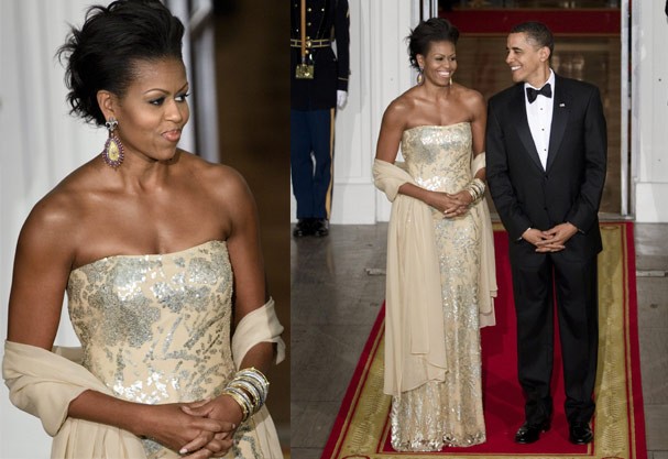 Em 2009, Michelle usa tomara-que-caia metálico de Naeem Khan (Foto: Getty Images)