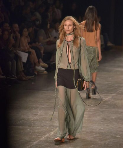 Modelagem Ampla e Tecidos Fluidos por Lilly Sarti